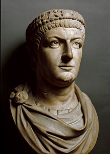 Konstantinus Suuren rintakuva (marmoriveistos) tekijältä Roman