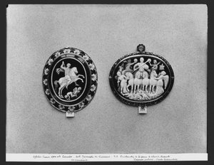 Cameos kuvaa Konstantinus II nuorempaa tappamassa vihollisiaan ja Liciniusin voittoa tekijältä Roman