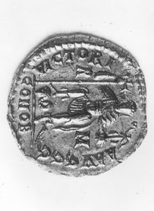 Kolikko, jossa keisari Valentinianus III (419-455) juhlii voittoaan Attila Hunneista (395-453) noin 452 (metalli) (kääntöpuoli).
