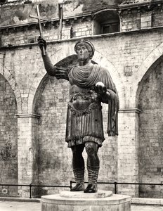 Mahdollisesti keisari Valentinianus I:n (321-375) kolossaalipatsas nimeltä "Barlettan kolossi" (pronssi) (m/v kuva) tekijältä Roman