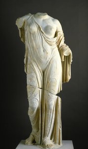 Kopio Afroditen torsosta, Venus Genetrix -tyyppinen (marmori) tekijältä Roman