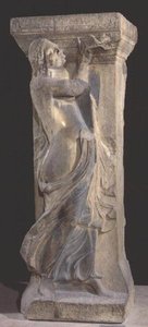 Koristeltu kivipilari, jossa bacchante soittaa kaksoishuilua, kopio hellenistisesta alkuperäiskappaleesta Thessalonikasta tekijältä Roman