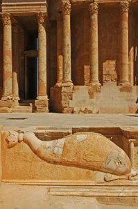 Delfiinien kaiverrus lavan edessä, Sabratha, Libya, n. 190 jKr tekijältä Roman