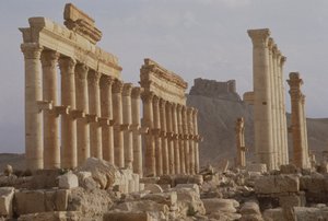 Kaupungin pääakselin muodostavan pylväikkökadun varhaisin osa, joka johtaa Qalaat Ibn Maaniin, 1600-luvun arabilinnaan, joka rakennettiin 200-luvun ensimmäisellä puoliskolla. tekijältä Roman