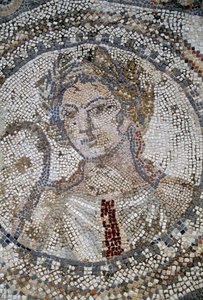 Naisen kasvot, mosaiikki roomalaisessa Volubilisin kaupungissa (UNESCOn maailmanperintöluettelo). tekijältä Roman