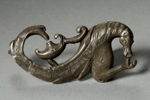 Hippokampuksen sääriluu (hopea) tekijältä Roman