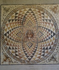 Geometrinen mosaiikki, jonka keskellä on Dionysos, löydetty roomalaisesta huvilasta Korintissa, Kreikassa, roomalainen sivilisaatio, 2. vuosisadan jälkipuolisko - 3. vuosisadan alku jKr (mosaiikki). tekijältä Roman