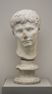 Keisari Augustuksen pää (marmori) tekijältä Roman
