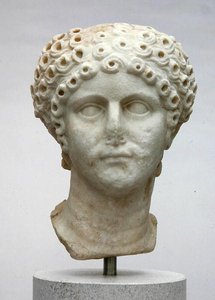 Naisen pää, mahdollisesti Agrippina Minor, n. 50 jKr (marmori) tekijältä Roman