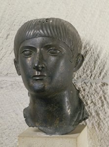 Nuoren miehen pää, joka tunnetaan nimellä "The Young Aquitaine Chief" (pronssi)