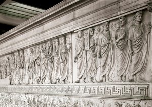 Keisari Augustuksen keisarillinen korteege – Ara Pacis Augustaen matala pohjoisen marmorireliefi, jonka Rooman keisari Augustae rakensi vuosina 13–9 eKr Champ de Marsille (Mars-kentälle) Roomaan imperiumin sotien jälkeisen rauhan muistoksi. tekijältä Roman