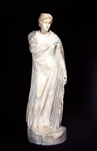 Kanephoros (marmori) tekijältä Roman