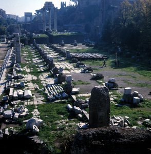 Paikka, jossa Basilica Giulia aloitti Cesar noin vuonna 54 eaa. ja päätti Augustuksen (Octavianus tai Octavianus) (63 eKr. - 14) - Forum Romanum, Rooma tekijältä Roman