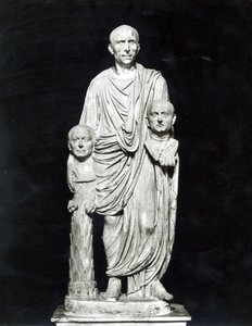 Lucius Junius Brutus pitelee esi-isiensä rintakuvaa (marmori) (m/v kuva) tekijältä Roman