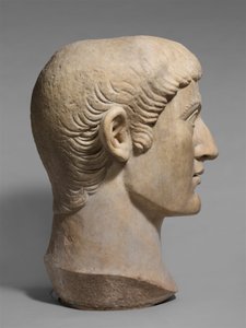 Keisari Konstantinus I:n marmorinen muotokuvapää, n. 325–370 jKr (marmori) tekijältä Roman