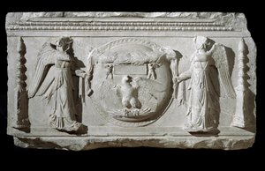 Marmorireliefifragmentti Plaza de la Consolazione -aukiolta Roomassa tekijältä Roman