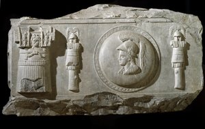 Marmorireliefifragmentti Plaza de la Consolazione -aukiolta Roomassa tekijältä Roman
