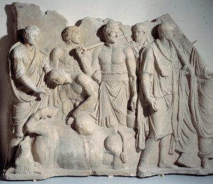 Marmorireliefi Forum Trajanista: kohtaus, jossa haruspice (devin etrusque) kuulee härän suolistoa papin ja lictorin kanssa. Himmeä. 0,6 x 2 m. noin 120 jKr. Pariisi, Louvre-museo tekijältä Roman