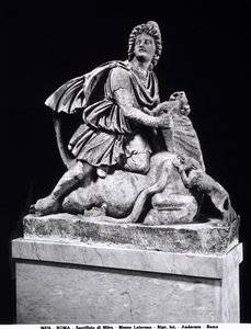Mithras tappaa härän (marmori) tekijältä Roman