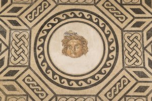 Medusan mosaiikki kristittyjen kuningasten Alcazarin mosaiikkisalissa (mosaiikki) tekijältä Roman