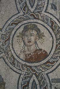 Neljän vuodenajan mosaiikki, Dionysoksen talo, yksityiskohta, pää (mosaiikki) tekijältä Roman