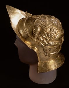 Paraatikypärä, joka kuvaa amoreja vaunukilpailussa, roomalaispaikalta Newsteadista, Melrosesta, 1. vuosisadan lopulla jKr. (messinki) tekijältä Roman