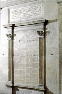 Voiton ja konsulipaaston plaketti. Keisari Augustuksen aika. 27 eKr.-14 jKr. Rooma, Musei Capitolini - Rooman keisari Augustuksen (27 eKr.-14 jKr) konsuli- ja voittofasti-kauden rekisterikilpi. Musei Capitolini, Rooma, Italia tekijältä Roman