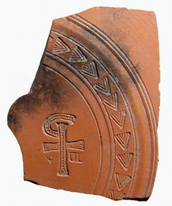 Keramiikkasirmu kirjainyhdistelmällä, joka muodostaa lyhenteen Jeesuksen Kristuksen nimestä, Pohjois-Afrikka, noin 400-luvulla jKr. tekijältä Roman