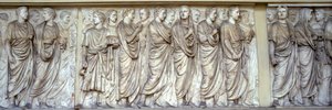 Pappien kulkue, Ara Pacisin pohjoisseinä (marmori)