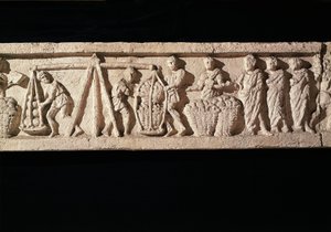 Reliefi, joka kuvaa leipien pinoamista koreihin ja niiden ottamista punnitukseen. Euryaces leipurin haudasta, Porta Maggiore, Rooma, n. 50-20 eaa.50-20 tekijältä Roman