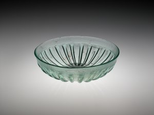 Uurrettu lasikulho, AD 100-200 (muottiin puhallettu ja leikattu lasi) tekijältä Roman