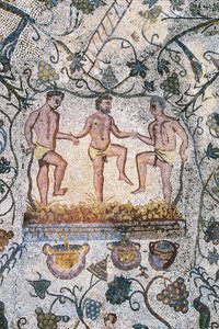 Roomalainen taide: Harvest Mosaic. Yksityiskohta, joka edustaa kolmea miestä murskaamassa rypäleitä saadakseen kannan. Roomalainen amfiteatteritalo. 3. vuosisadalla ap. JC. Merida Espanja - Roomalainen taide: Rypäleen sadon mosaiikki. Viinin puristaminen.  tekijältä Roman