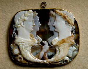 Roomalainen taide: Onyx camee (Gemma Claudia) koristaa keisarilliset parit Claude (Tiberius Claudius Drusus) (10 eKr.-54 jKr) ja hänen vaimonsa Agrippine the Young (15-59 jKr) (Agrippina molli) (vasemmalla) ja Caius Julius Caesar dit Germanicus (15 eKr.-19 tekijältä Roman