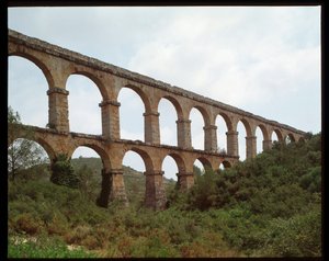 Roomalainen taide: näkymä Tarragonan akveduktille (Ferreresin tai Pont du Diablen akveduktille) 1. vuosisata, Espanja (Roomalainen taide: näkymä roomalaiselle akveduktille Pont de les Ferreres (Pont del Diable) Tarragona, Espanja) tekijältä Roman
