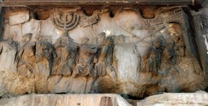 Roomalainen taide: "" Menoran tai Menoran liittoarkin voittokortee (kynttilänjalka, jossa on 7 oksaa)" 1. vuosisadan kohokuvio. Tituksen kaari, Foro Romano (Roomalainen foorumi), Rooma tekijältä Roman