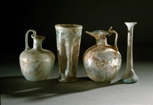 Roomalainen taide: kannut, kannut ja lasimaljakot Pompejista. 1. vuosisadan Museo Archeologico Nazionale, Napoli tekijältä Roman