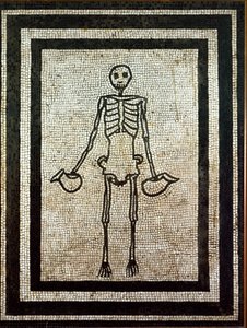 Roomalainen taide: luuranko, jossa on kaksi kannua. 1. vuosisadan mosaiikki. Napoli, museo nazionale archeologico - roomalainen taide: luuranko, jossa on kaksi kannua. 1. vuosisadan mosaiikki Pompejista. Kansallinen arkeologinen museo, Napoli, Italia tekijältä Roman