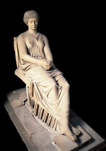 Roomalainen taide: Agrippina "" Ainee"" (Agrippina) (14 eKr.-33), Germanicuksen vaimo. Marmori veistos. 1. vuosisadalla jKr. Napoli, kansallinen arkeologinen museo tekijältä Roman