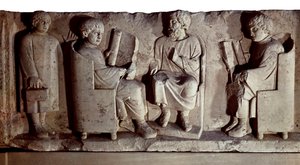 Rooman sivilisaatio. Relief, joka kuvaa koulukohtausta. Trier, joka tunnettiin aiemmin englanniksi nimellä Treves, on kaupunki Saksassa Moselin rannalla, jonka roomalaiset valloittivat viimeisellä 100-luvulla eKr. ja nimettiin uudelleen Trevorumiksi. tekijältä Roman