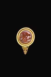 Roomalainen sormuskivi modernissa ympäristössä (karneoli asetettu kultaan) tekijältä Roman