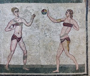Tyttöjen huone, joka edustaa yleisurheilukilpailuun osallistuvia urheilijoita kaksiosaisessa uimapuvussa (mosaiikki) tekijältä Roman