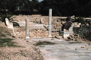 Kadun rauniot, jossa on kaksi patsasta tekijältä Roman
