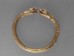 Käärmerannekoru, AD 1-100 (kultainen vihreillä lasisilmillä) tekijältä Roman
