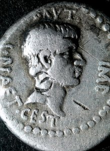 Hopeakolikko, jossa Marcus Junius Brutuksen (83-42 eKr.) roomalaisen senaattorin kuva tekijältä Roman