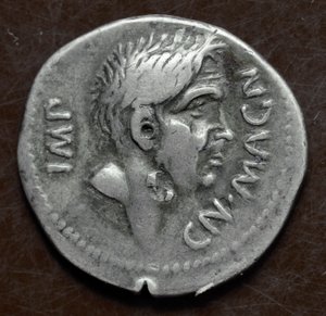Hopeakolikko, jossa on Pompeio Suuren kuva (Gneo Pompeo Suuri tai Gnaeus Pompeius Magnus tekijältä Roman