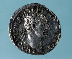 Hopeakolikko, jossa on Rooman keisari Nervan (26 - 98) kuva. tekijältä Roman