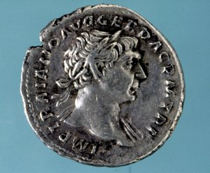 Hopeakolikko, jossa romaanisen keisarin Trajanuksen (53 - 117) kuva. Kokoelma Milanon medaglieresta. tekijältä Roman