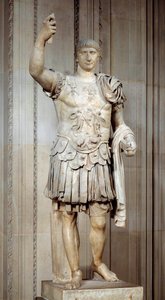 Rooman keisari Trajanuksen (Marcus Ulpius Traianus tai Traiano) (53-117 jKr) patsas seisomassa, taistelulaiva. Noin 108 jKr. Aurinko 2 m Pariisi, Louvre-museo tekijältä Roman