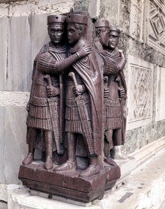 Tetrarkit. Veistoksia punaisella porphydalla 400-luvulta. Venetsia, Pyhän Markuksen aukio. tekijältä Roman
