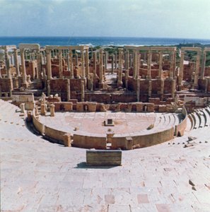 Teatteri tekijältä Roman